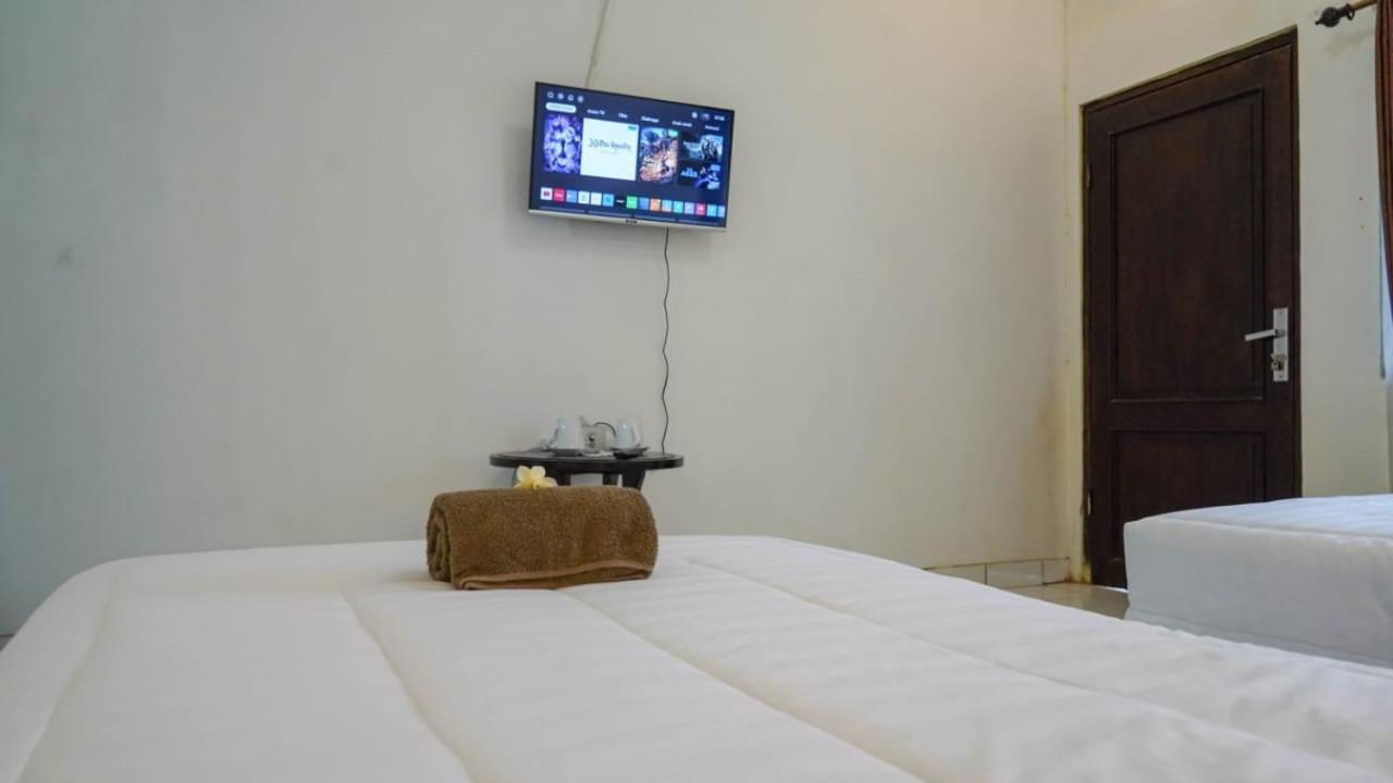 Hotel Pondok Putri Batukaras Exterior photo
